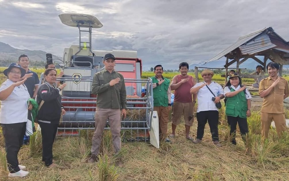 Kepala Dinas Pertanian Kabupaten Karo, Metehsa Karo-karo didampingi petugas lapangan dan Kelompok Tani Bunga Mawar Desa Perbulan, Kecamatan Lau Baleng, usai uji coba power traser, Selasa (1/8/2023).