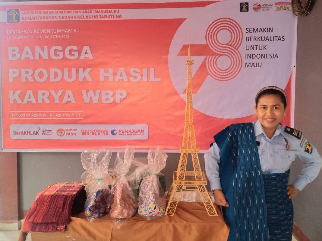 Pegawai Rutan Kelas II B Tarutung mempromosikan hasil karya produk buatan warga binaan pemasyarakatan. (Dok/KPR Rutan Tarutung)