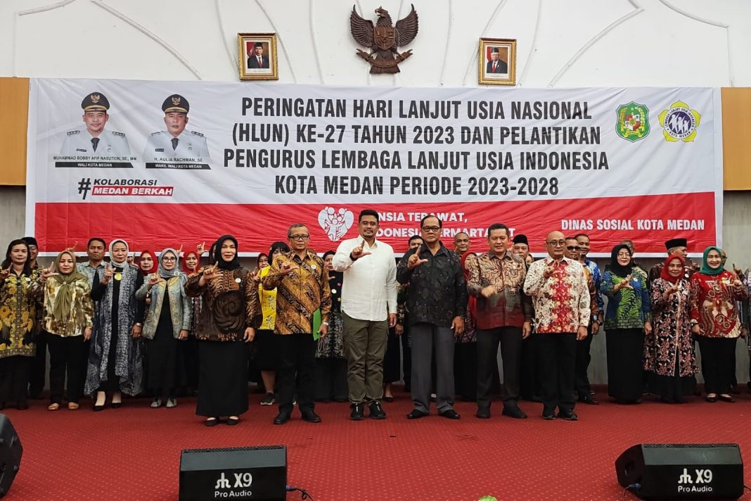 Pelantikan Pengurus Lembaga Lanjut Usia Kota Medan periode 2023-2028 dilakukan Wali Kota Medan Bobby Nasution sekaligus dengan peringatan HLUN ke-27 tahun 2023 di Hotel Madani, Kamis (3/8/2023). (Dok/Kominfo Sumut)