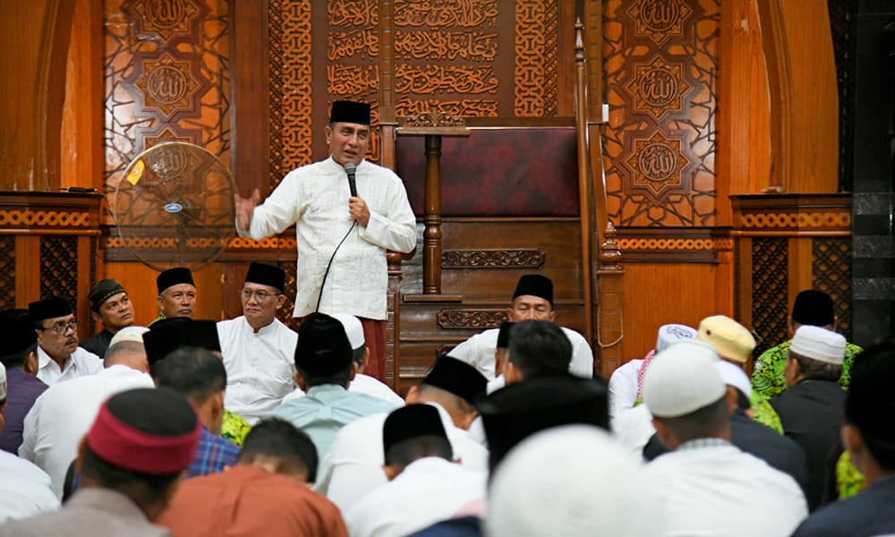 Gubernur Sumut Edy Rahmayadi saat salat subuh berjemaah di Masjid Agung Sibolga, Jalan S Parman, Kota Sibolga, Rabu (2/8/2203). (Dok/Kominfo Sumut)