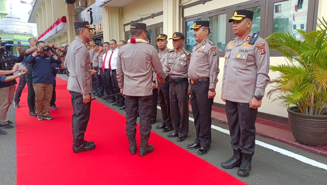 Kapolrestabes Medan Kombes Pol Valentino Alfa Tatareda SH SIK mendampingi Kapolda Sumut Irjen Pol Agung Setya Imam Effendi SH SIK MSi saat menyalami para personel di Mapolrestabes dalam rangka kunker, Kamis (3/8/2023). (Dok/Polrestabes Medan)