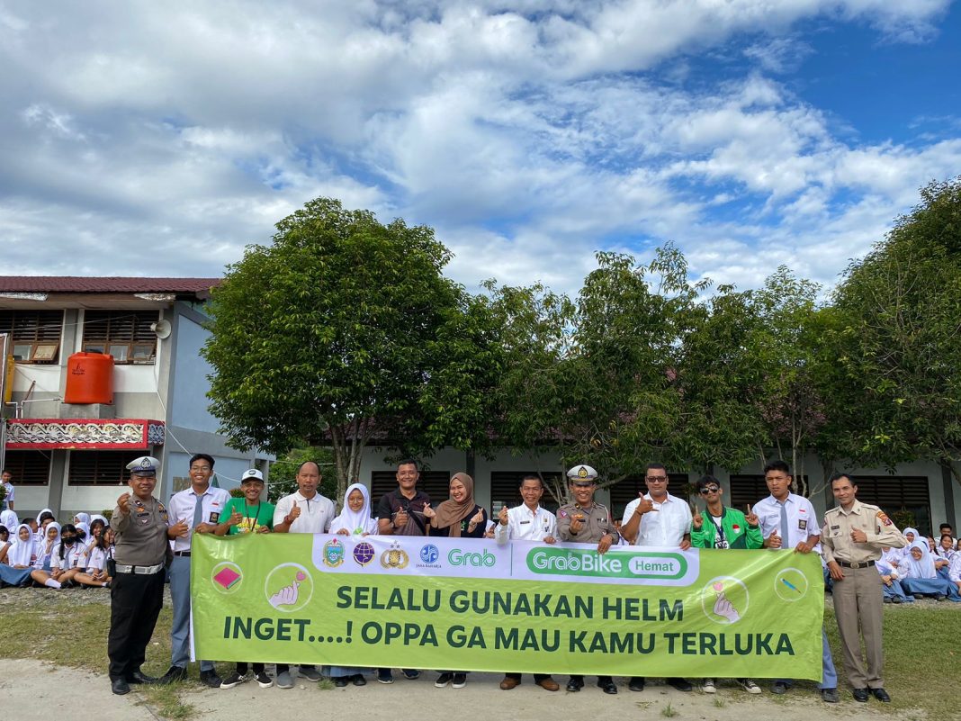 Kanit Kamsel Satlantas Polres Pematangsiantar, Ipda Lukman Azhari Sinaga saat mengelar sosialiasi kedisiplinan berlalulintas di SMAN 6 Pematangsiantar, Jalan Viyata Yudha, Kamis (3/8/2023). (Dok/Polres Pematangsiantar)