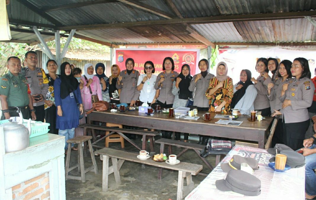 Kasat Binmas Polres Pematangsiantar AKP Jahrona Sinaga foto bersama polisi wanita saat melaksanakan Curhat Kamtibmas bersama masyarakat di Jalan Gunung Sinabung, Kelurahan Karo, Kecamatan Siantar Selatan, Kamis (3/8/2023). (Dok/Polres Pematangsiantar)