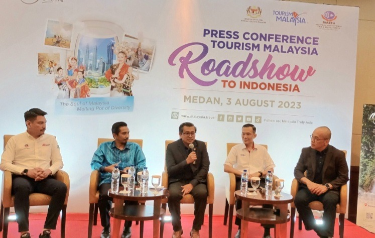 Konsul Jenderal Malaysia di Medan, Encik Aiyub Omar, Honorary Treasurer Malaysian Association of Tour & Travel (MATTA) Encik Rocky Kho (kanan), CEO of Sepang International Circuit (SIC) Encik Azhan Shafriman Hanif, (kiri) dan Tourism Consul/Director Tourism Malaysia Medan Chan Hon Mun bersama Timbalan Pengarah Bahagian Promosi Antarabangsa (ASEAN) Tourism Malaysia Encik Muhammad Zaki Talib pada roadshow Tourism Malaysia di Medan, Kamis (3/8/2023).