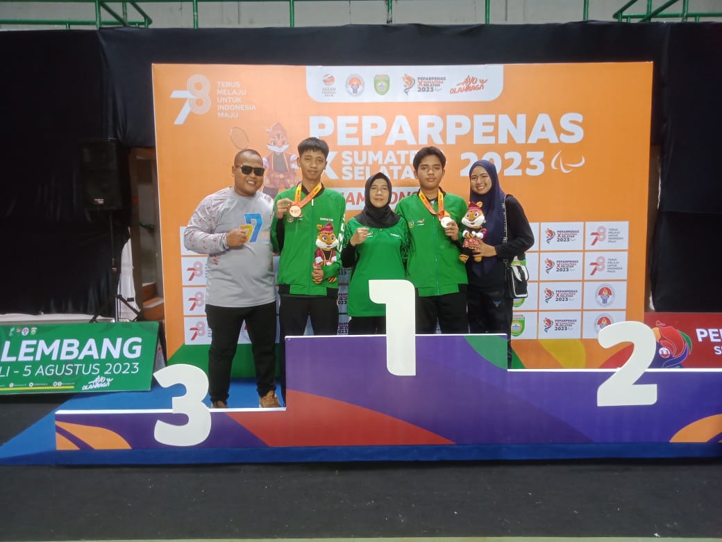 Pelatih Bulu Tangkis Sumut, Nurhayati (diapit) atlet Raffi Apriansyah (perak) dan Fikri Inzhagi (perunggu) di podium juara usai penyerahan medali, Kamis (3/8/2023). (Dok/NPC)