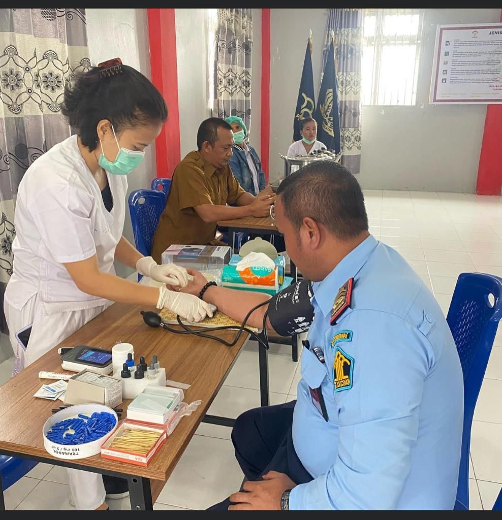 Karutan Humbahas Herry H Simatupang sedang memeriksa tekanan darah sebelum mendonorkan darah, di Aula Rutan Humbahas, Desa Hutagurgur, Kecamatan Dolok Sanggul, Rabu (2/8/2023).