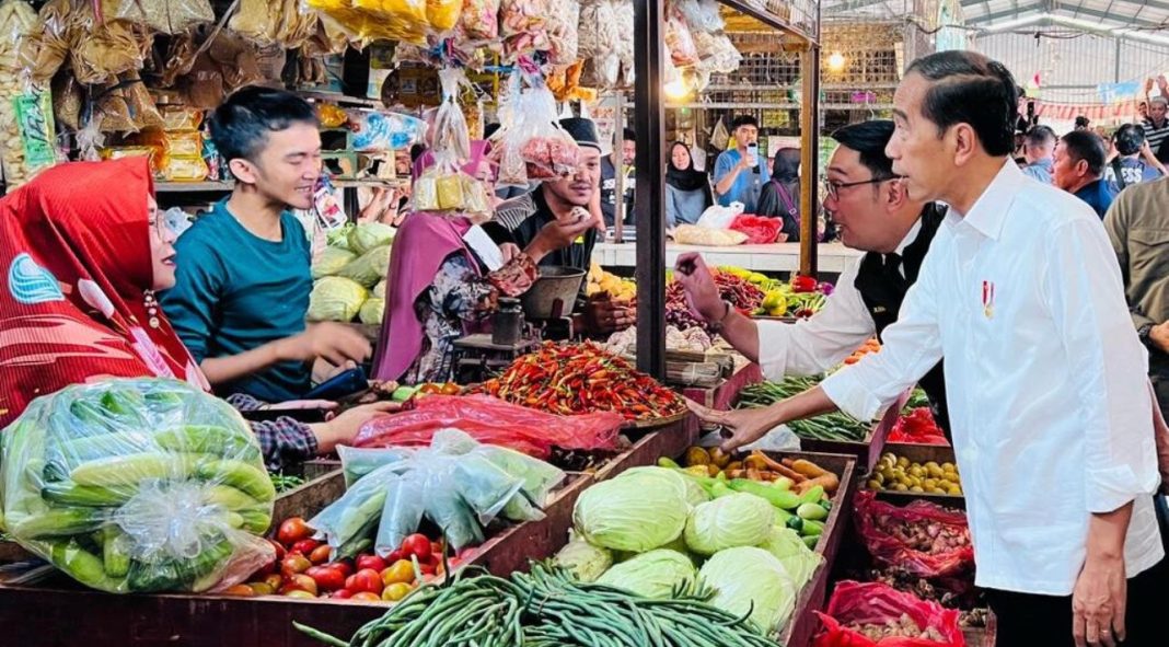 Presiden RI Jokowi melakukan kunjungan di Pasar Parungkuda, Jumat (4/8/2023).