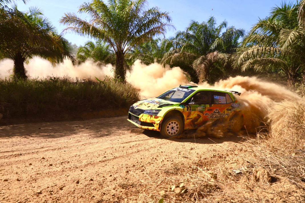 Wakil Gubernur Sumut Musa Rajekshah didampingi navigatornya Hervian Soejono usai menjajal lintasan, Kejurnas Round 2 South Borneo Rally di Binuang, Kabupaten Tapin, Kalsel, Kamis (3/8/2023). (Dok/Kominfo Sumut)