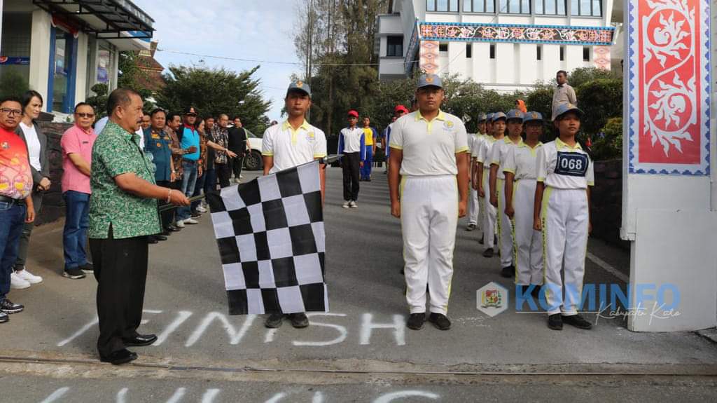 Sekda Kabupaten Karo Drs Kamperas Terkelin Purba melepas kontingen gerak jalan SMA dan instansi pemerintah di Halaman Kantor Bupati Karo, Kabanjahe, Jumat (4/8/2023). (Dok/Kominfo Karo)