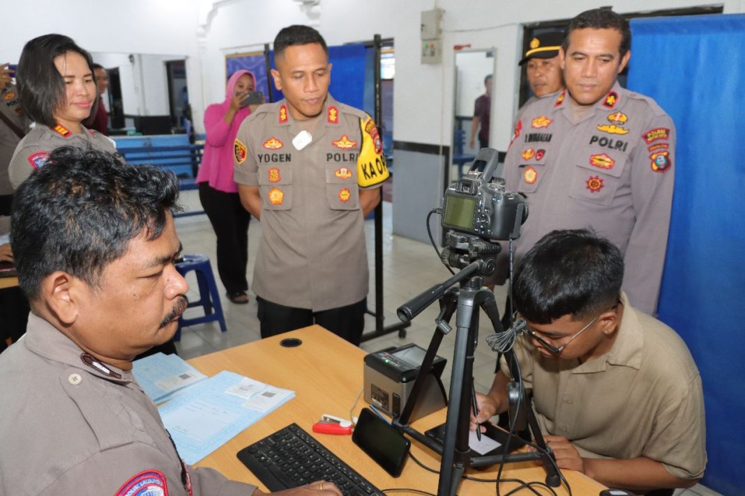 Kapolres Pematangsiantar AKBP Yogen Heroes Baruno SIK didampingi Wakapolres Kompol Pardamean, Kasat Lantas AKP Relina Lumban Gaol, saat melakukan pengecekan pelayanan publik di kantor Satpas Satlantas Polres Pematangsiantar di Jalan Sangnawaluh, Kecamatan Siantar Timur, Kota Pematangsiantar, Jumat (4/8/2023) (Dok/Polres Pematangsiantar)