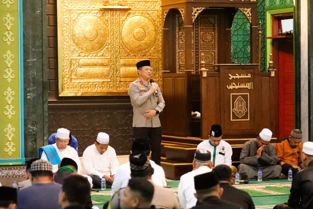 Kapolda Sumut Irjen Pol Agung Setya Imam Effendi memberikan sambutan saat shalat jamaah di Masjid Al-Musabbihin Komplek Taman Setia Budi Indah Tanjung Rejo, Kecamatan Medan Sunggal, Kota Medan, Jumat (4/8/2023). (Dok/Polda Sumut)