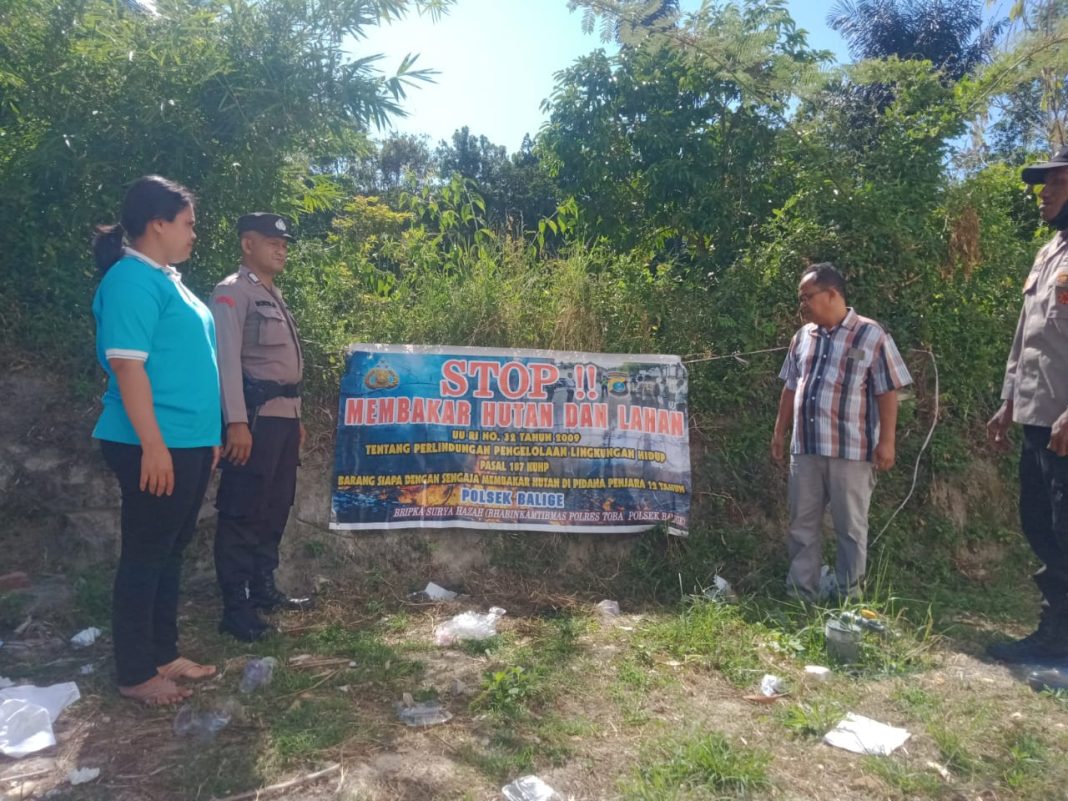 Personel Bhabinkamtibmas lakukan sosialisasi larangan bakar lahan dan hutan, Jumat (4/8/2023). (Dok/Polres Toba)