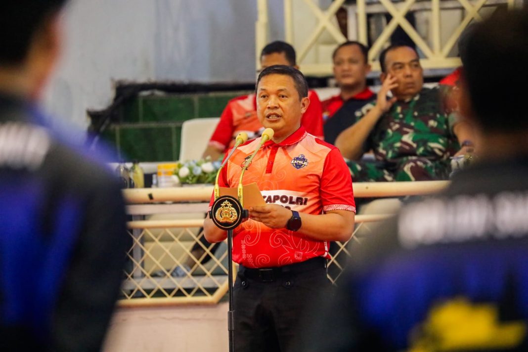 Kapolda Sumut Irjen Pol Agung Setya Imam Effendi memberikan kata sambutan pada pembukaan Kejuaraan Bola Voli Kapolri Cup 2023 Zona I di GOR Unimed, Jalan Williem Iskandar, Desa Medan Estate, Kabupaten Deliserdang, Jumat (4/8/2023). (Dok/Polda Sumut)