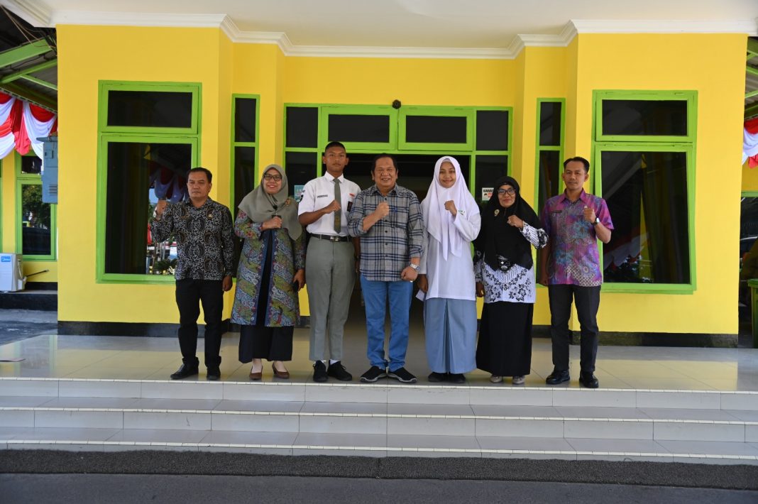 Wali Kota Padangsidimpuan Irsan Efendi Nasution SH MM foto bersama dengan Gilang Ramadhan Lubis dan Fajrina Rosifah Daulay mewakili Padangsidimpuan untuk Paskibra Sumut, di depan kantor Wali Kota, Jumat (4/8/2023). (Dok/Kominfo Padangsidimpuan)