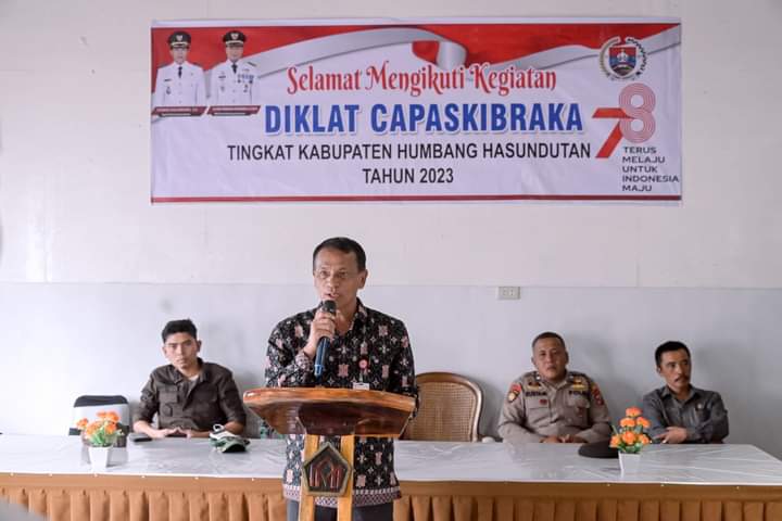 Asisten Pemerintahan dan Kesejahteraan Rakyat, Makden Sihombing SSos MM membacakan sambutan tertulis Bupati Humbahas Dosmar Banjarnahor SE saat pembukaan Diklat calon Paskibraka Tingkat Kabupaten Humbahas Tahun 2023, di Hotel dan Resto Martin Anugrah, Kecamatan Dolok Sanggul, Kamis (3/8/2023). (Dok/Kominfo Humbahas)