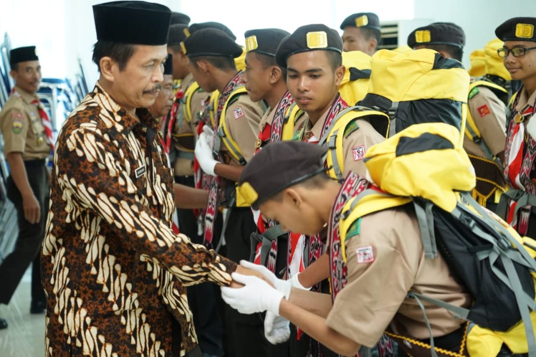 Pj Wali Kota Tebingtinggi diwakili Asisten Pemerintahan dan Kesejahteraan Rakyat Drs Bambang Sudaryono melepas 32 peserta Raimuna Nasional ke XII tahun 2023 dari Ruang Aula Gedung Balai Kota, Jumat (4/8/2023). (Dok/Kominfo Tebingtinggi)