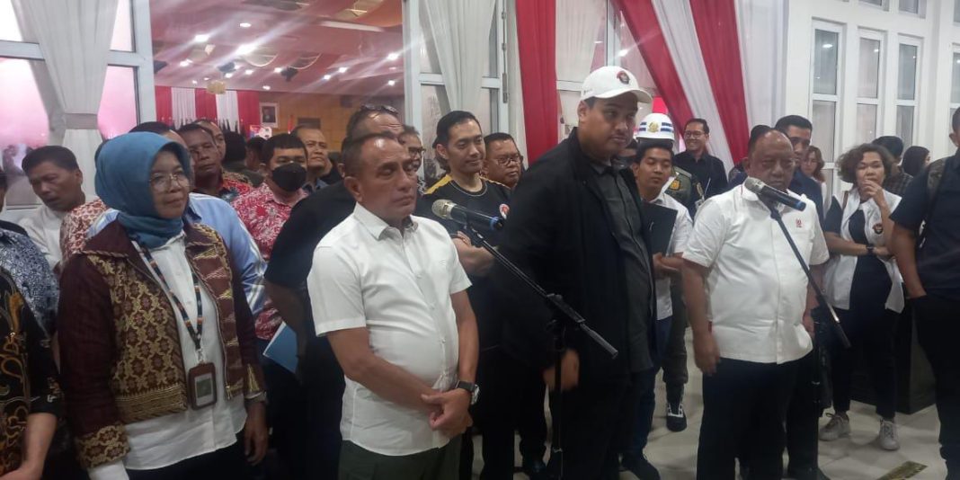 Menpora RI Dito Ario Tedjo diapit Gubernur Sumut Edy Rahmayadi dan Ketum KONI Pusat Marciano Norman saat memberi keterangan usai rapat koordinasi di Aula Tengku Rijal Nurdin Rumah Dinas Gubernur Sumut, Jumat (4/8/2023) malam.