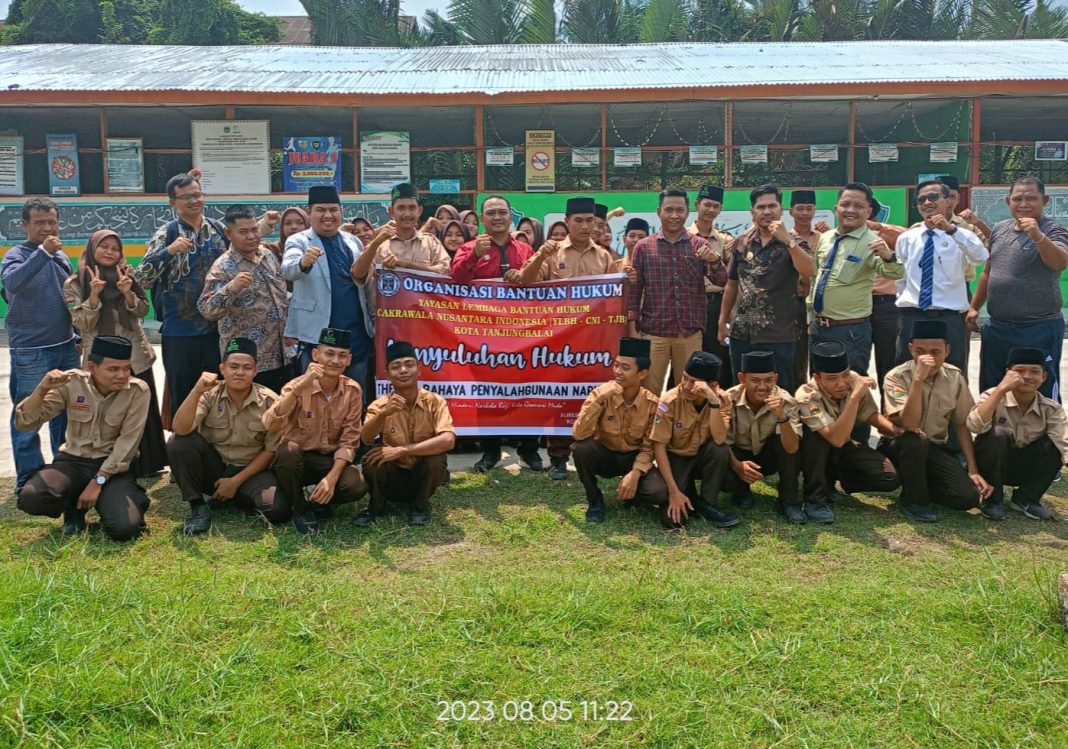 Jajaran YLBH CNI berfoto bersama siswa siswi dan pihak sekolah, usai melaksanakan penyuluhan hukum tentang dampak penyalahgunaan narkoba di SMA Alwashliyah Gading Kota Tanjungbalai, Sabtu (5/8/2023). (Dok/CNI)