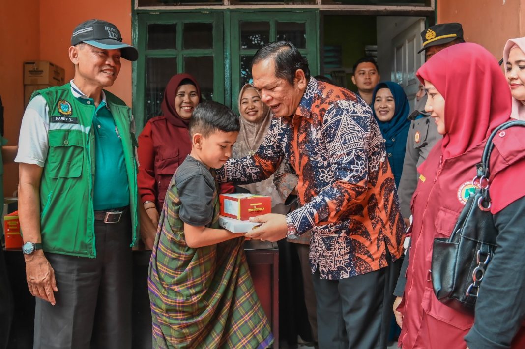 Wali Kota Padangsidimpuan Irsan Efendi Nasution SH MM sedang menghibur seorang anak yang baru saja dikhitan pada Bakti Sosial Kesehatan Satgas BKB Provinsi Sumut di Puskesmas Sadabuan Padangsidimpuan, Sabtu (5/8/2023). (Dok/Kominfo Padangsidimpuan)