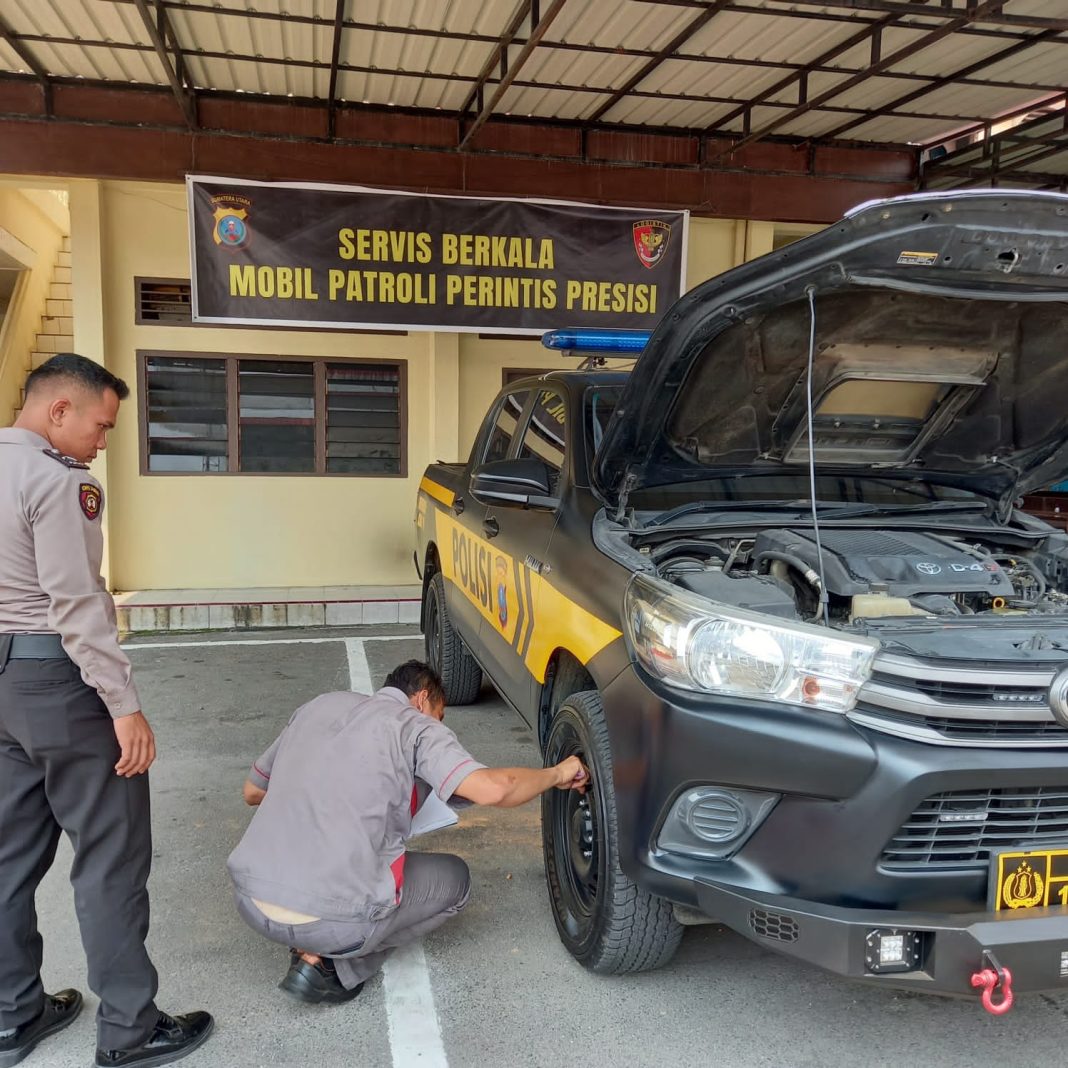 Personel Bag Log Polrestabes Medan melakukan pendataan, pengecekan dan servis berkala terhadap mobil patroli Perintis Presisi di Lapangan Parkir Mapolrestabes Medan, Sabtu (5/8/2023). (Dok/Polrestabes Medan)