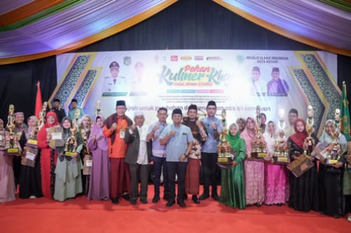 Sekretaris Diskop UKM Perindag Kota Medan Erwin Saleh foto bersama dengan lainnya saat menghadiri kegiatan Penutupan Pekan KHAS, Sabtu (5/8/2023) malam. (Dok/Kominfo Medan)