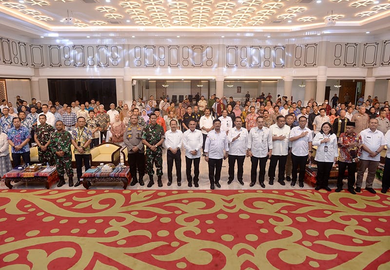 Mentan RI Syahrul Yasin Limpo foto bersama dengan Gubernur Sumut Edy Rahmayadi dan lainnya pada rapat koordinasi tentang antisipasi El Nino, di Aula Raja Inal Siregar, Kantor Gubernur, Jalan Diponegoro Nomor 30, Medan, Jumat (4/8/2023). (Dok/Kominfo Sumut)