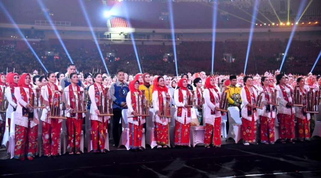 Presiden RI Jokowi dan Wakil Presiden RI Ma’ruf Amin turut hadir dan menyaksikan pemecahan rekor dunia Guinness World of Record untuk pergelaran angklung terbesar di dunia.