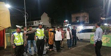 Kapolsek Delitua Kompol Dedy Dharma SH memimpin apel persiapan patroli sekala besar, Sabtu (5/8/2023) malam. (Dok/Polsek Delitua)