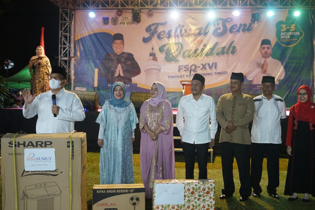 Pj Wali Kota Tebingtinggi Syarmadani memberikan arahan pada penutupan FSQ ke XVI tingkat Kota Tebingtinggi di halaman gedung Balai Kota, Sabtu (5/8/2023) malam. (Dok/Kominfo Tebingtinggi)