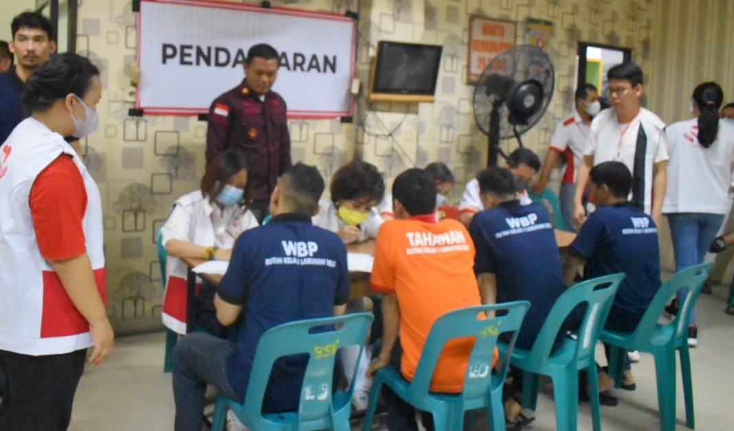 Sejumlah WBP Rutan Labuhan Deli melakukan  pendaftaran untuk pemeriksaan kesehatan dalam kegiatan baksos kesehatan gratis, Minggu (6/8/2023). (Dok/Rutan Labuhan Deli)