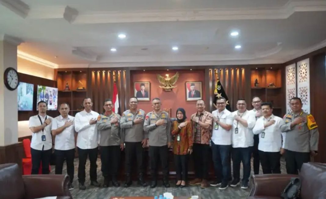 Kapolda Kaltim Irjen Pol Drs Imam Sugianto MSi menyambut perwakilan dari Pertamina dan Pertagas dalam sebuah audiensi yang bertujuan untuk membahas proyek strategis pembangunan pipa gas Senipah-Balikpapan, Senin (7/8/2023).