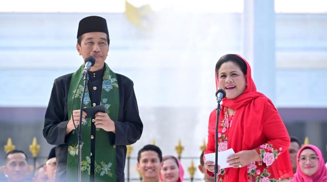 Presiden Jokowi didampingi Iriana Jokowi membuka acara Istana Berkebaya yang digelar di Jalan Medan Merdeka Utara, tepat di depan Istana Merdeka, Jakarta.