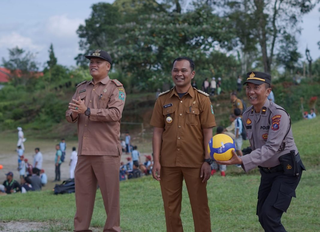 Ketua Panitia Arif Saragih didampingi Plt Kapolsek Raya Ipda Bernad Napitupulu dan Camat Raya Septiaman Purba membuka turnamen futsal dan bola voli antar pelajar SD dan SMP di lapangan SMA GKPS 1 Pamatangraya, Senin (7/8/2023).