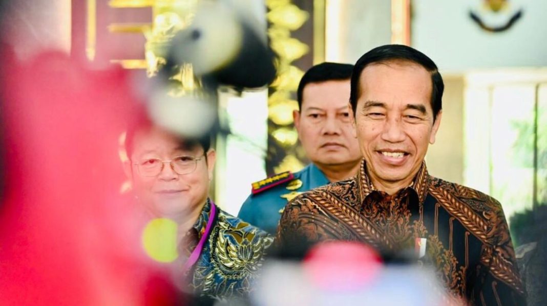 Presiden Jokowi memberikan keterangan kepada media di Gedung Sekretariat ASEAN, Jakarta, Selasa (8/8/2023).