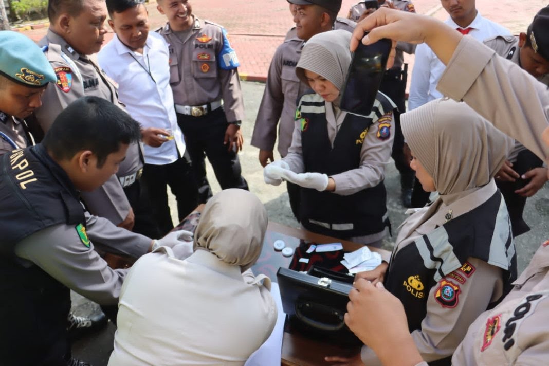 Tim Dokkespol Polres Langkat memeriksa urin personel di Lapangan Jananuraga Mapolres Langkat, Selasa (8/8/2023). (Dok/Polres Langkat)
