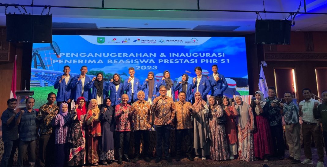Foto bersama calon mahasiswa UPER penerima beasiswa PHR, jajaran pimpinan Pertamina Foundation, UPER dan Pemerintahan Provinsi Riau.