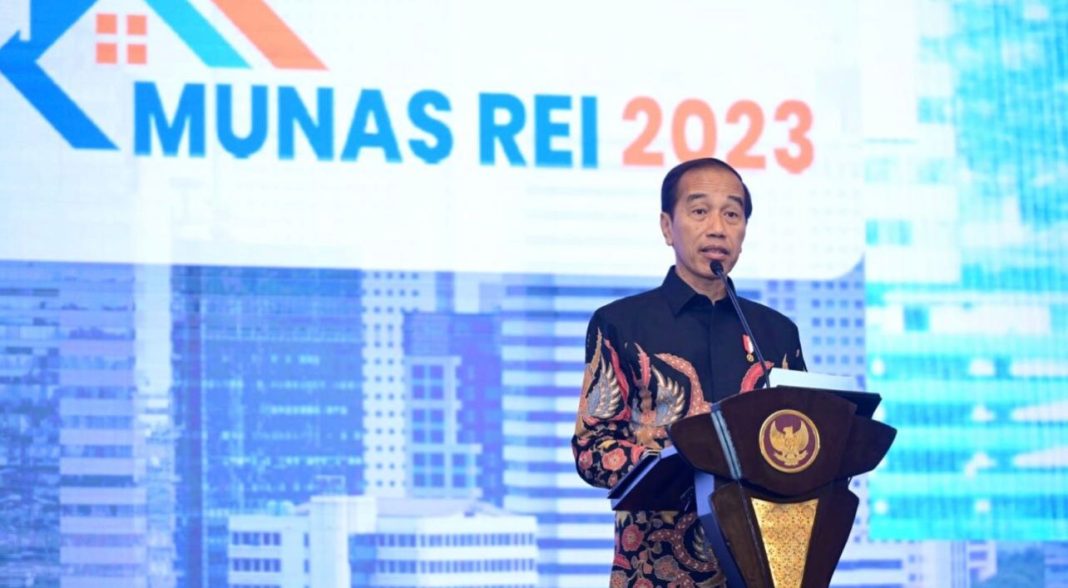 Presiden Jokowi dalam sambutannya saat membuka Munas Persatuan Perusahaan REI XVII Tahun 2023 yang digelar di Grand Ballroom Hotel Sheraton Gandaria City, Jakarta, Rabu (9/8/2023).