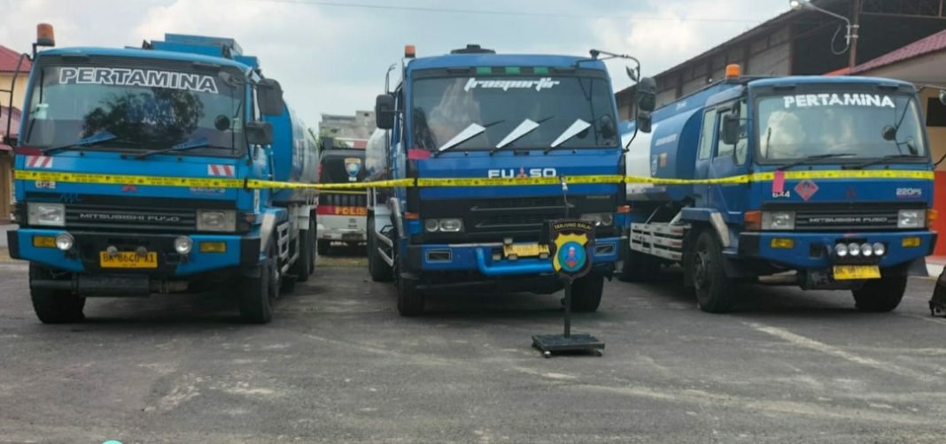 Tiga truk tangki yang dua diantaranya bertuliskan Pertamina yang diamankan polisi.