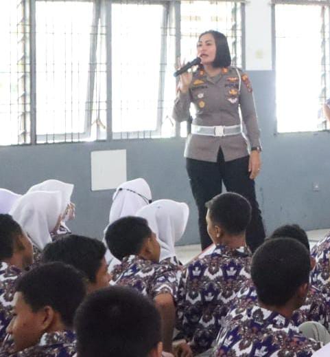 Kasat Lantas AKP Dhoraria S Simanjuntak memberikan arahan saat Goes to School di SMKN 2 Tebingtinggi, Jalan Gunung Lauser, Rabu (9/8/2023). (Dok/Humas Polres Tebingtinggi)