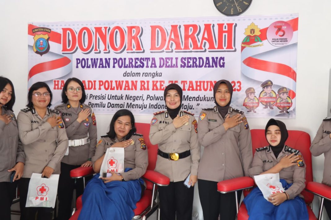 Personel Polwan Polresta Deliserdang melakukan donor darah menyambut HUT ke-75 Polwan di Kantor PMI Kabupaten Deliserdang, Rabu (9/8/2023). (Dok/ Polresta Deliserdang)