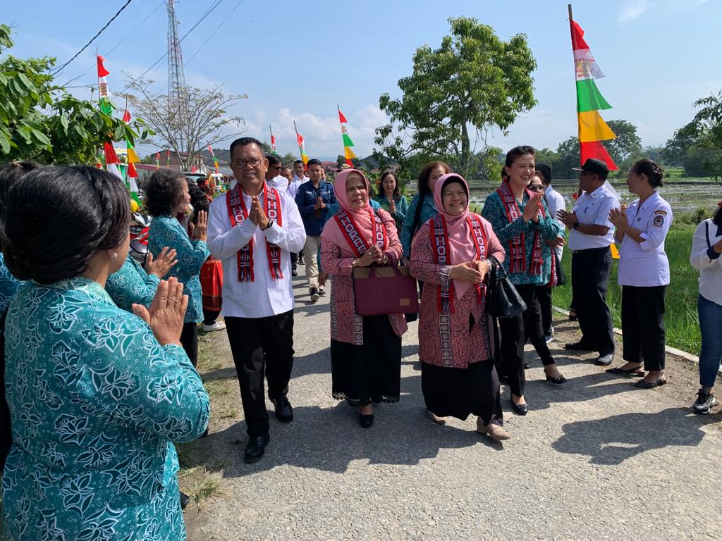 Tim Penilai bersama Bupati Toba Poltak Sitorus mengunjungi Desa Balige II, Rabu (9/8/2023). (Dok/Kominfo Toba)