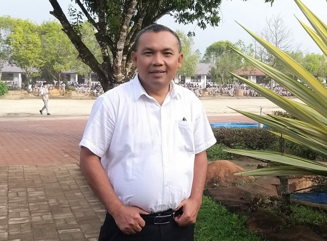 Kepala Sekolah SMAN 1 Dolok Sanggul Panutur Simorangkir SPd.
