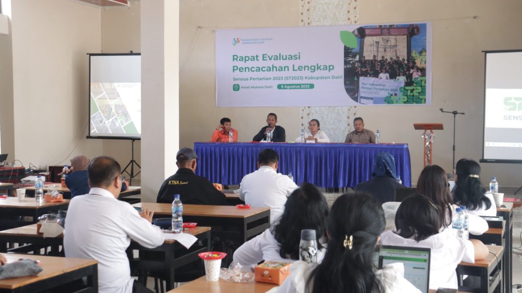 Kepala BPS Dairi Minda Ginting pimpin rapat evaluasi pencacahan lengkap ST 2023 di Sidikalang, Rabu (9/8/2023). (Dok/Kominfo Dairi)