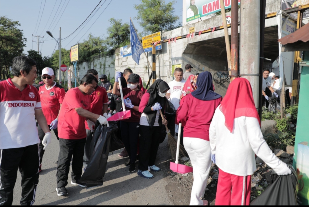 Volunteer milenial PLN mengumpulkan sampah plastik yang berada di sepanjang Jalan Ampera, Jumat (11/8/2023). (Dok/PLN)