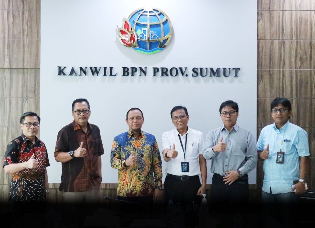 Kakanwil BPN Sumut Askani foto bersama dengan GM PLN UIP SBU Hening Kyat Pamungkas, GM PLN UID Sumut Awaluddin Hafid, serta jajaran ke dua instansi, Kamis (10/8/2023). (Dok/PLN)