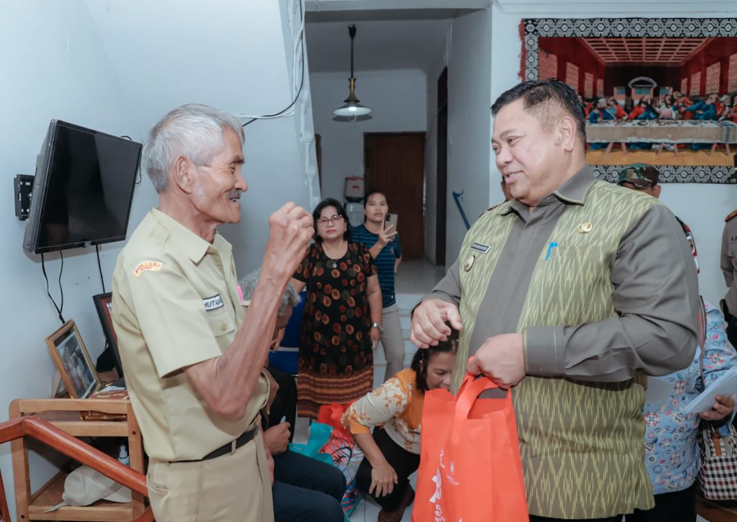 Bupati Dairi Eddy KA Berutu serahkan tali asih kepada LVRI Kecamatan Sumbul di Sumbul, Kamis (10/8/2023). (Dok/Kominfo Dairi)