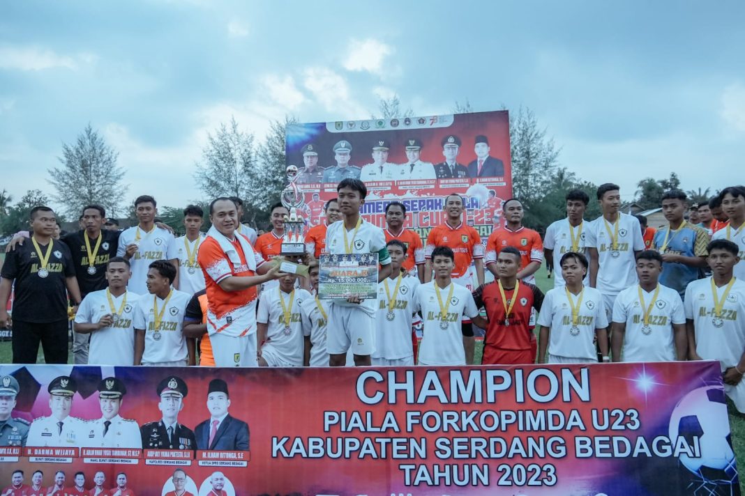 Bupati Batubara Ir H Zahir MAP memberikan hadiah kepada sang juara di lapangan sepak bola Perkebunan Paya Pinang, Kecamatan Tebing Syahbandar, Kabupaten Sergai, Jumat (11/8/2023). (Dok/Kominfo Batubara)