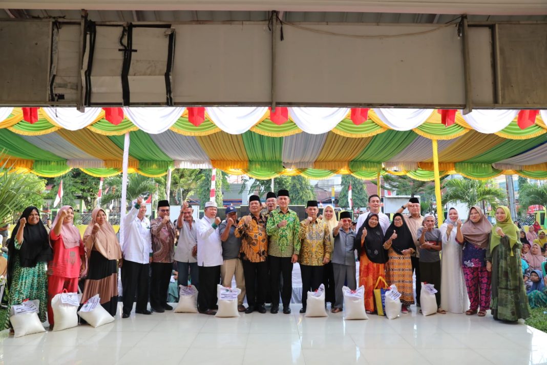 Wakil Gubernur Sumut Musa Rajekshah foto bersama dengan lainnya pada acara penyerahan zakat berupa beras kepada masyarakat di Kantor Walikota Padangsidimpuan, Jumat (11/8/2023). (Dok/Kominfo Sumut)