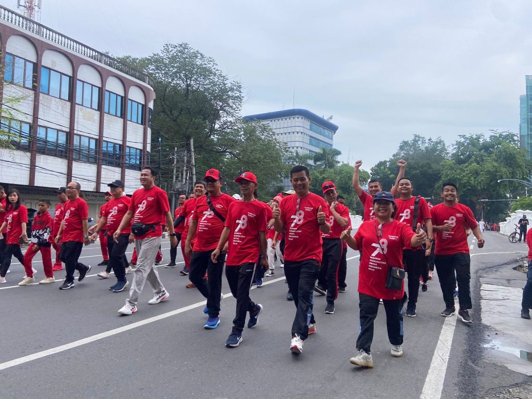 Kepala Lapas Kelas IIA Pancurbatu Haposan Silalahi AmdIP SSos bersama pegawai lainnya mengikuti jalan sehat yang diselenggarakan Kanwil Kemenkumham Sumut, Minggu (13/8/2023). (Dok/Humas Lapas Pancurbatu)
