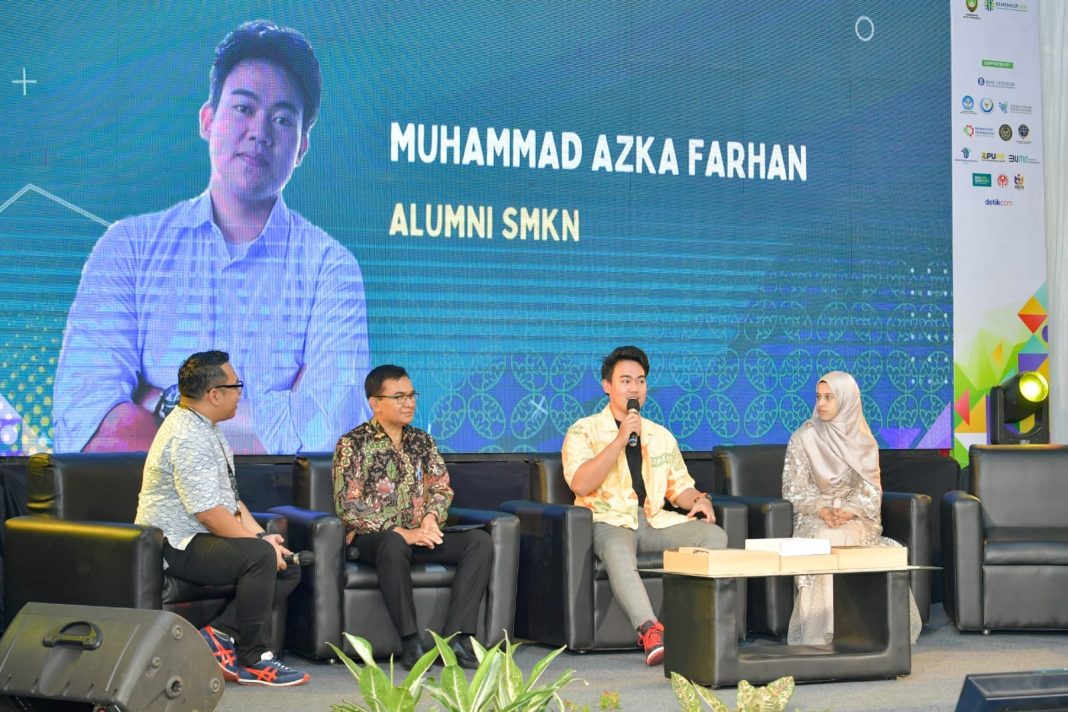 Muhammad Azka Farhan, alumnus SMKN 9 Bandung, dalam gelar wicara di Pameran UMKM Nasional 2023, di Pura Mangkunegaran, Surakarta, Jawa Tengah, Sabtu (12/8/2023). (Dok/Kemendikbudristek RI)